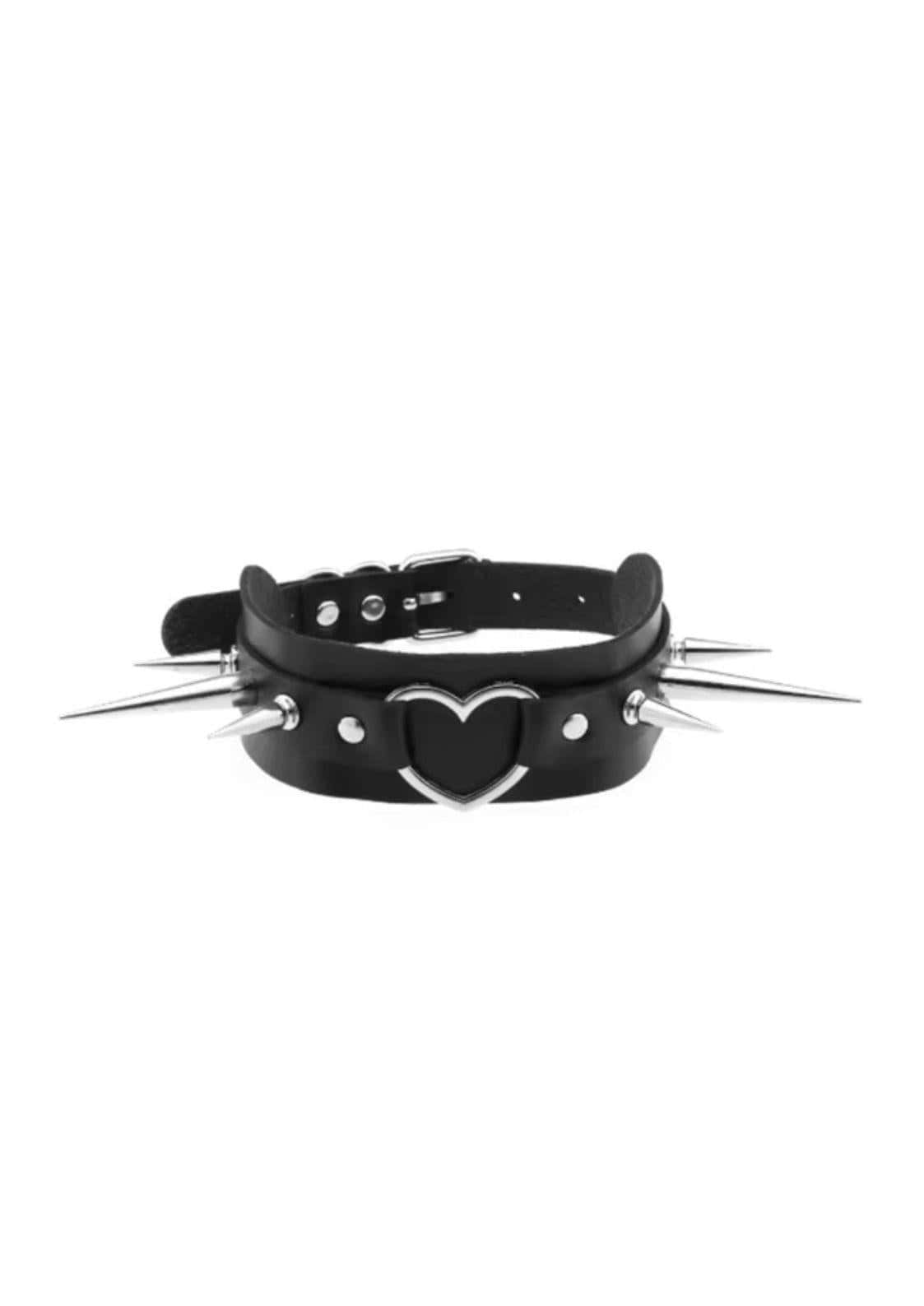 Schwarzes faux leder spike slave choker mit silbernen spitzen und herzförmiger metallschließe
