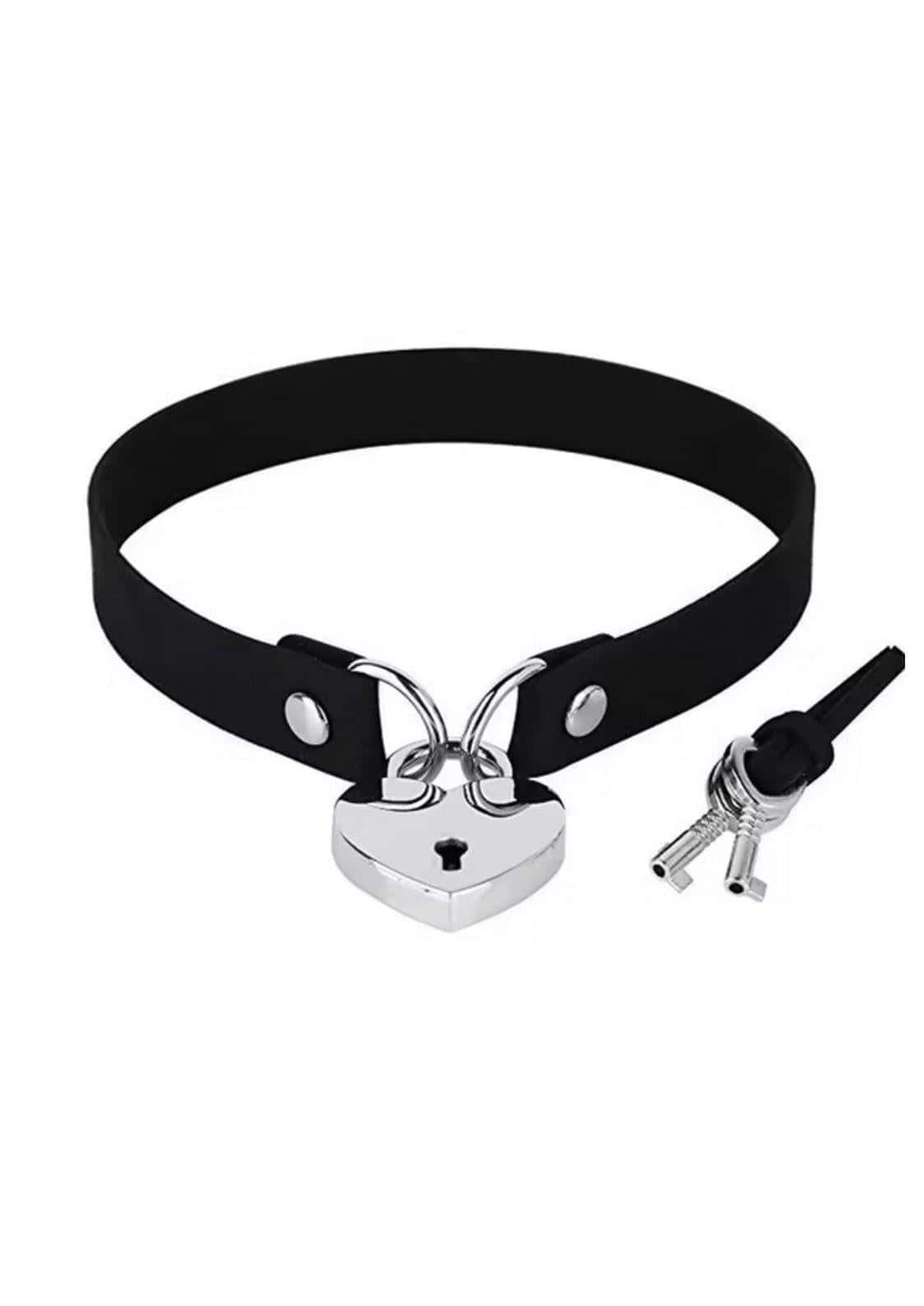 Schwarzer leder choker mit silbernem herzschloss und schlüsseln auffälliger gothic choker für alternative outfits