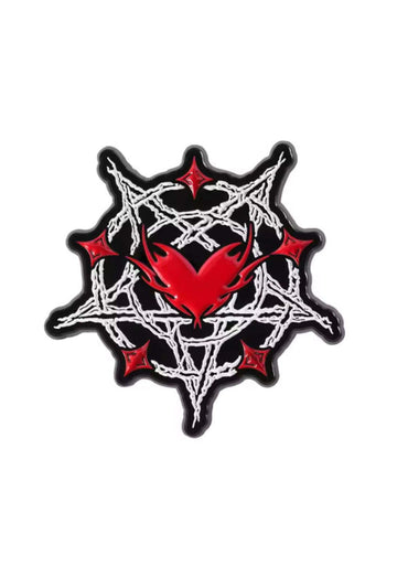 Roter herz pin mit schwarzem und weißem bat pentagramm design aus stoff, ideal für gothic horror stil