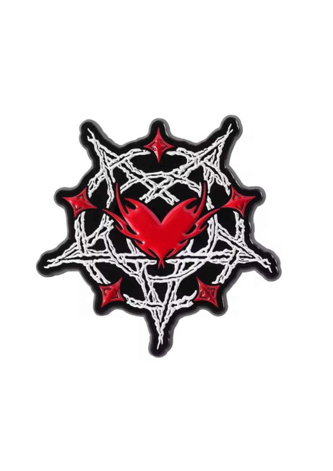 Rotes Herz-Patch mit schwarz-weißem Design, wahrscheinlich aus Stoff oder Leder gefertigt.