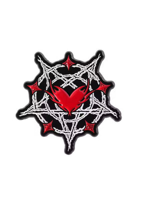 Rotes Herz-Patch mit schwarz-weißem Design, wahrscheinlich aus Stoff oder Leder gefertigt.