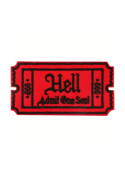 Roter Aufnäher in Form einer Eintrittskarte mit schwarzer Umrandung mit der Aufschrift ’Hell Admit One Soul’.