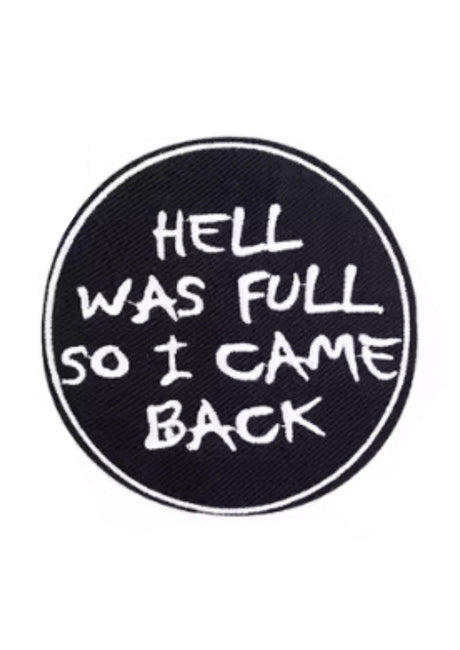 Schwarzer runder Aufnäher mit weißem Text „die Hölle war voll, also bin ich zurückgekommen“assistant: schwarzer runder Aufnäher mit dem Spruch „die Hölle war voll, also bin ich zurückgekommen“ in fetter, weißer Schrift.