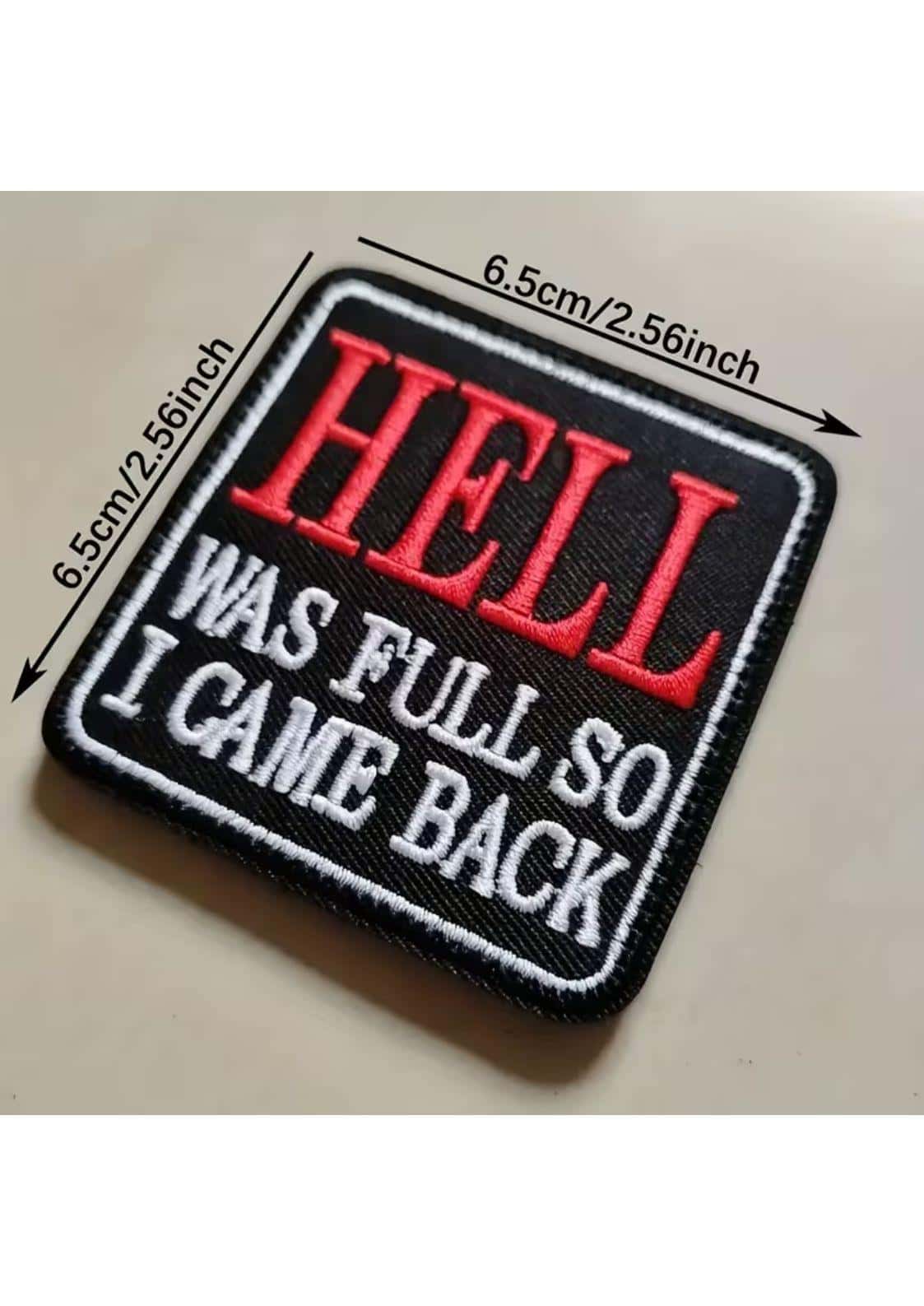 Schwarzer bestickter patch mit roter und weißer schrift hell was voll so ich kam zurück für gothic horror dark fashion