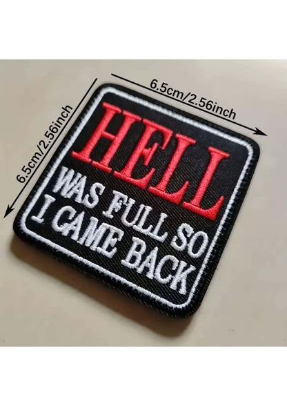 Schwarzer bestickter patch mit roter und weißer schrift hell was voll so ich kam zurück für gothic horror dark fashion