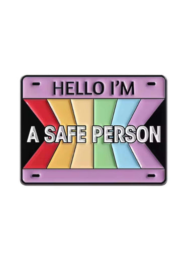 Lila kennzeichen-pin mit regenbogenstreifen und text hello im a safe person im gothic horror style