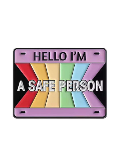 Lila Nummernschild mit Regenbogenstreifen und dem Text ’Hallo, ich bin eine sichere Person’.