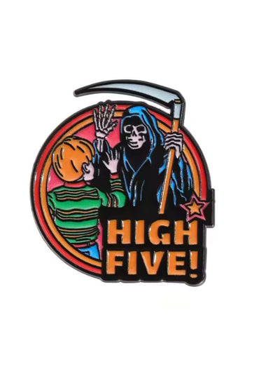 Enamel pin high five multicolor mit gothic grim reaper und junge aus metall im horror-stil