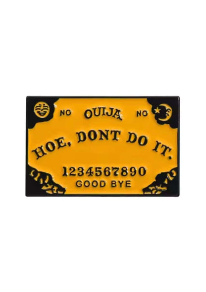 Gelbes und schwarzes Ouijabrett mit klassischem Design.