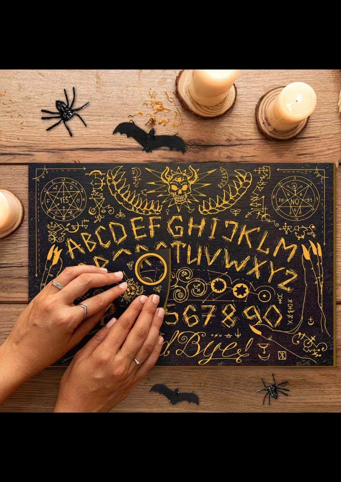 Horned skull big spirit board schwarzes ouija brett mit goldenen buchstaben und schädeldesign nach klassischer ouija-tradition