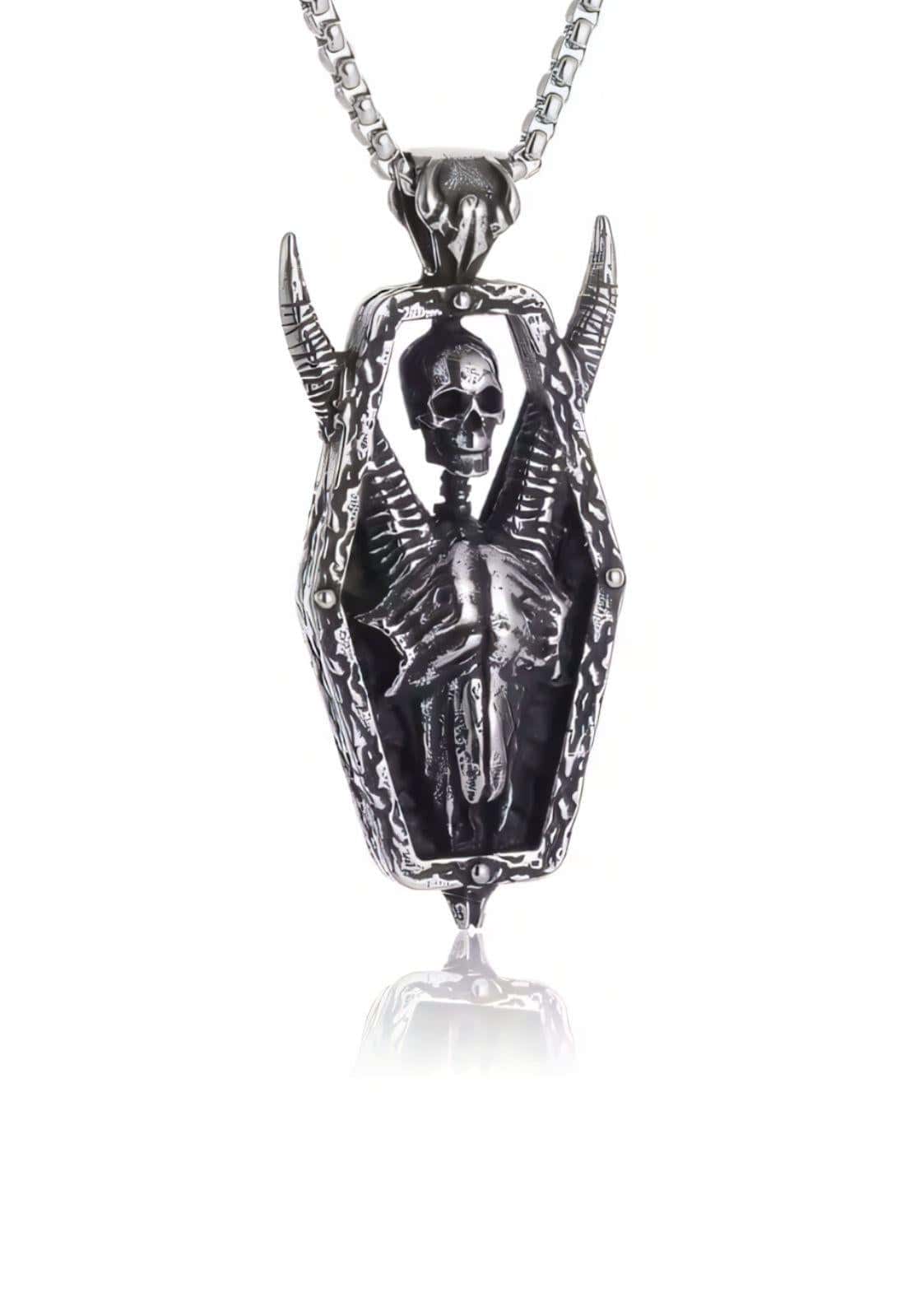 Silberne horned skull halskette in sargform mit detailliertem schädel und skelettdesign und hörnern am reißverschluss