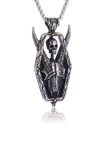 Silberne horned skull halskette in sargform mit detailliertem schädel und skelettdesign und hörnern am reißverschluss