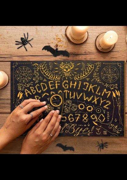 Horned skull small ouija board in schwarz mit goldenen lettern und schädeldesign, klassische ouija-tradition spirit board