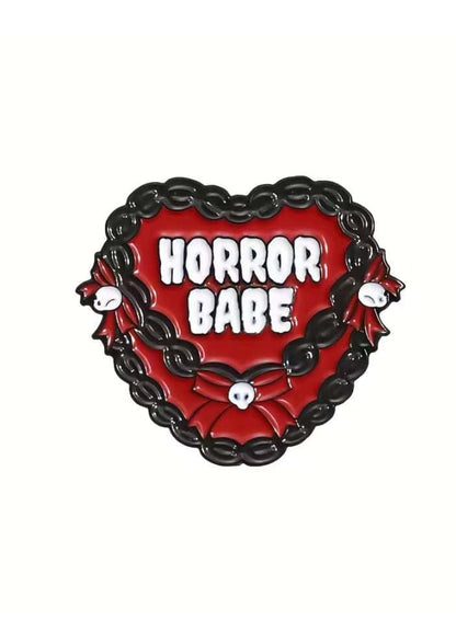 Roter Herz-Anstecker Gothic Horror Babe mit Totenköpfen