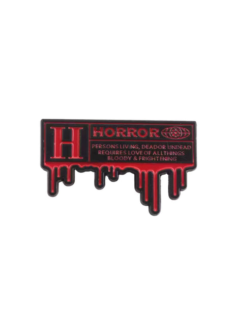 Rot-schwarze Emaille-Anstecknadel in Form eines tropfenden Horror-Rating-Labels.