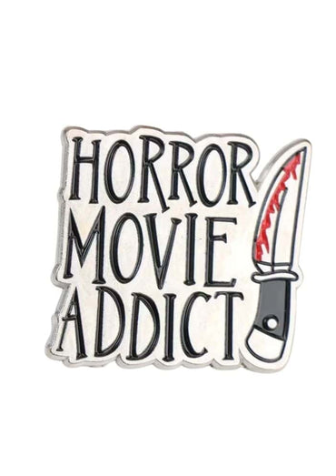 Silberner enamel pin mit der aufschrift horror movie addict in schwarzer schrift und einem blutroten messer, gothik fashion