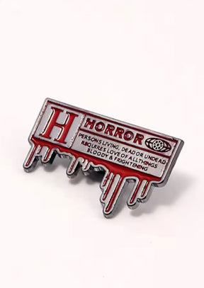 Horror Pin: tropfendes Horror-Movie-Poster in Rot und Silber Emaille, gotisch