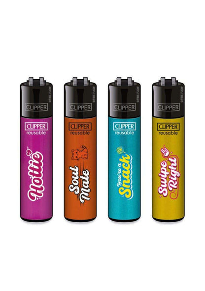 Vier bunte wiederbefüllbare clipper feuerzeuge mit gothic texten in pink, orange, türkis und gelb für dark fashion fans