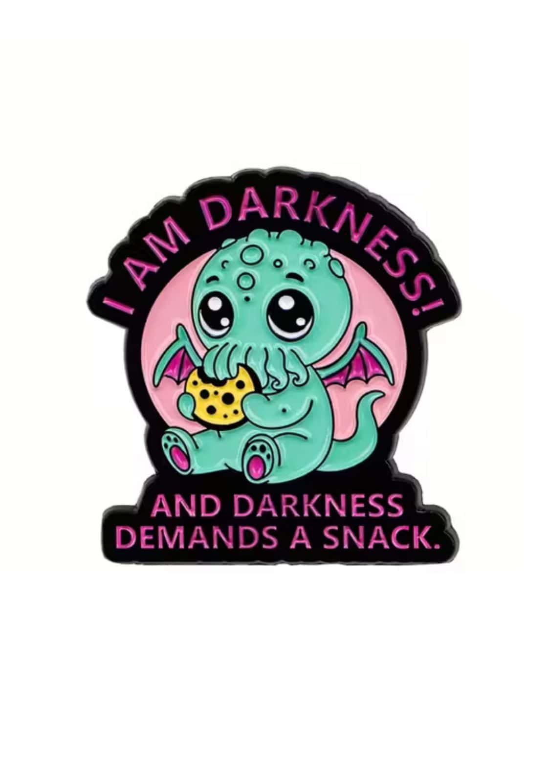 Eine niedliche Cthulhu-ähnliche Emaille-Anstecknadel mit dem Text ’I AM DARKNESS! UND DIE DUNKELHEIT VERLANGT EINEN SNACK’.