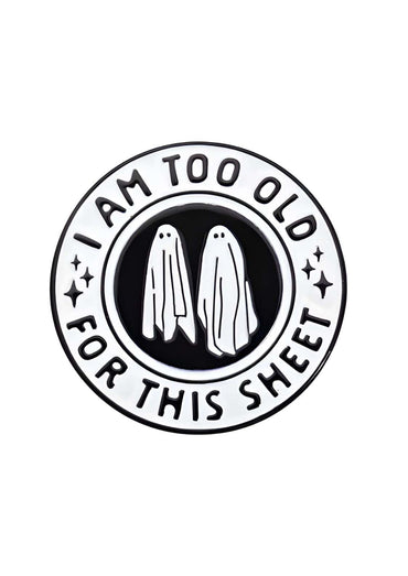 Schwarzer und weißer gothic pin mit gespenst design und text ich bin zu alt für diesen quatsch horror style too old statement