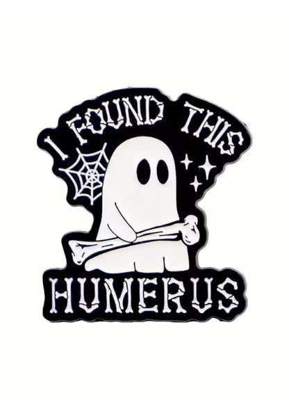 Schwarz-weißer Geisteraufkleber mit Knochen- und Spinnennetzmuster.