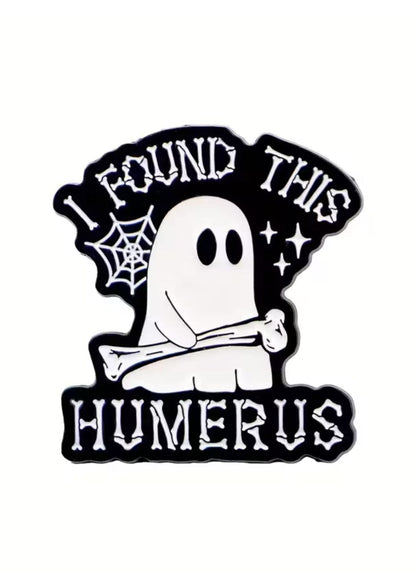 Schwarz-weißer Geisteraufkleber mit Knochen- und Spinnennetzmuster.