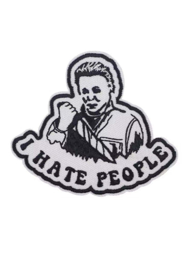 Weißer und schwarzer bestickter patch mit person, die ein messer hält, und dem text hate people im gothic horror stil