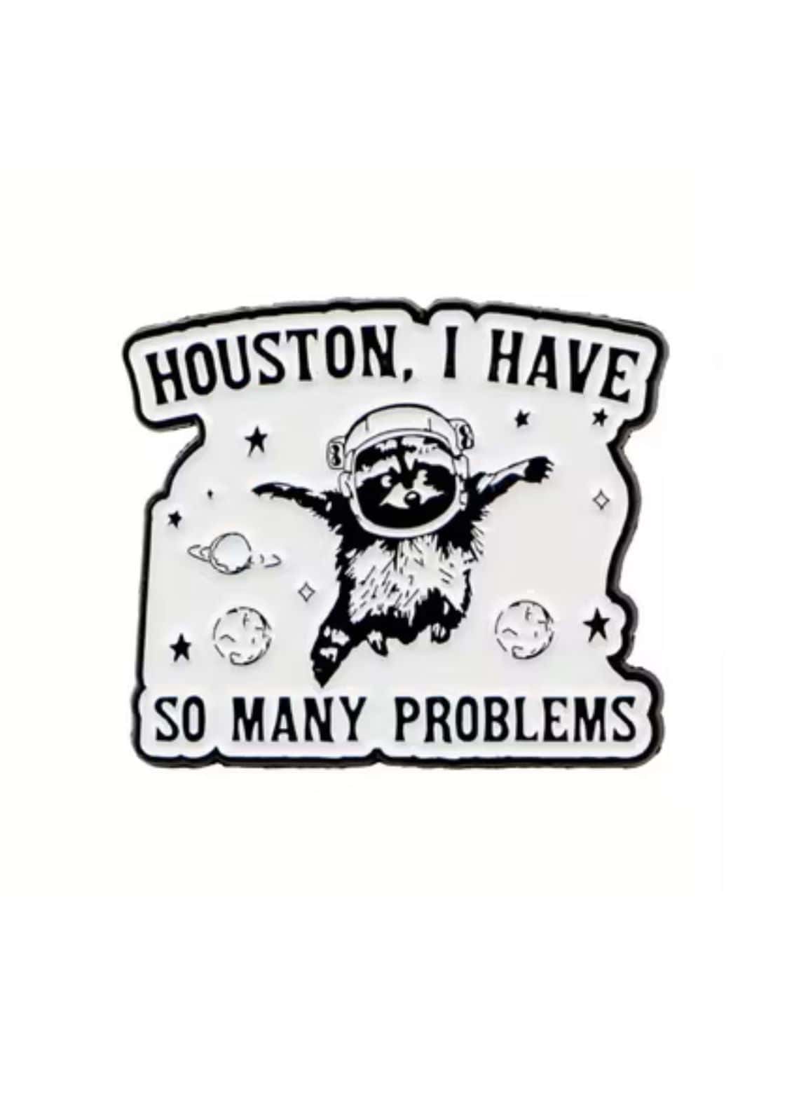Weißer Emaille-Anstecker mit schwarzem Waschbär-Astronauten, umgeben von Sternen und Planeten, Text: Houston, ich habe so viele Probleme