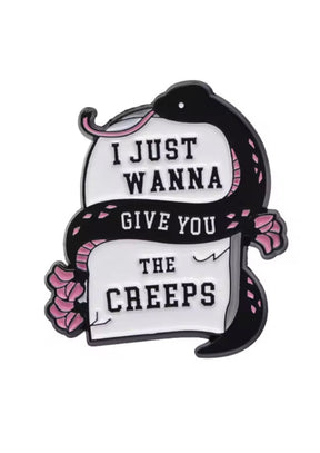 Schwarzer Schlangenenamelpin mit rosa Blumen und Text »Ich möchte dir nur Angst machen«