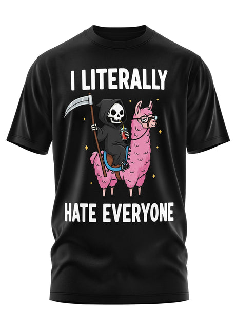 Ein schwarzes T-Shirt mit einem Sensenmann, der auf einem rosa Lama reitet, und der Aufschrift ’I LITERALLY HATE EVERYONE’.