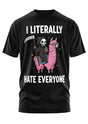 Ein schwarzes T-Shirt mit einem Sensenmann, der auf einem rosa Lama reitet, und der Aufschrift ’I LITERALLY HATE EVERYONE’.