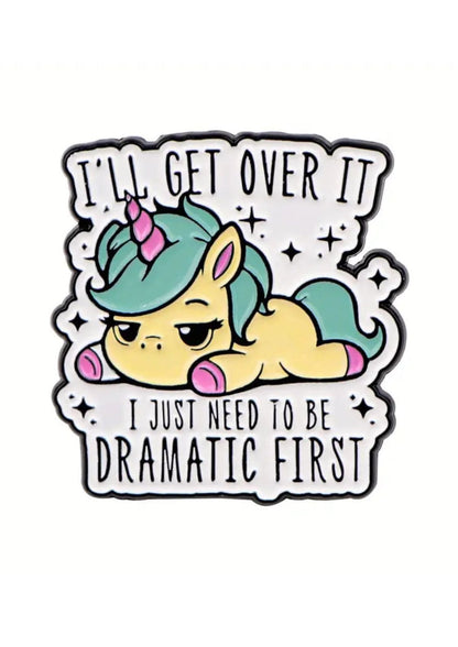 Einhorn-Emaille-Anstecknadel mit Pastellfarben und einem dramatischen Design.