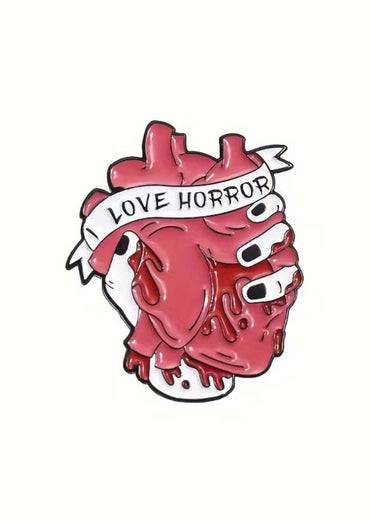Roter enamel pin mit horror herz design und weißen skelett händen im auffälligen gothic-anstecker stil