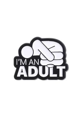 Schwarz-weißer Email-Sticker mit einer stilisierten Illustration einer Person, die den Kopf gesenkt hat, begleitet vom Text ‚ich bin ein Erwachsener‘ in fetter Schrift.
