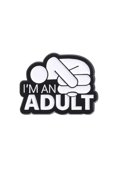 Schwarz-weißer Email-Sticker mit einer stilisierten Illustration einer Person, die den Kopf gesenkt hat, begleitet vom Text ‚ich bin ein Erwachsener‘ in fetter Schrift.