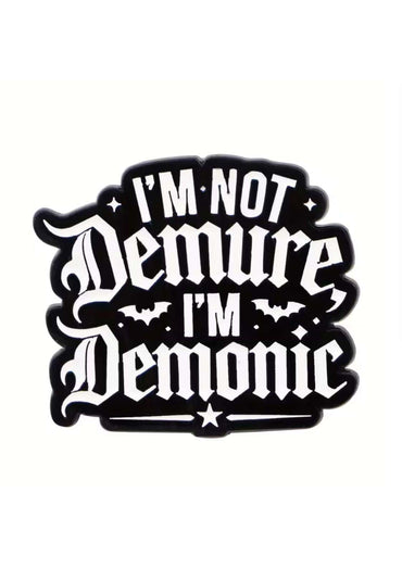 Schwarzweißer gothic-sticker mit text im not demure im demonic und fledermaus- sowie sternakzenten passend zu horror und vhs set