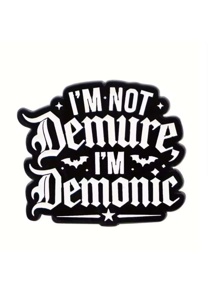 Schwarzweißer gothic-sticker mit text im not demure im demonic und fledermaus- sowie sternakzenten passend zu horror und vhs set