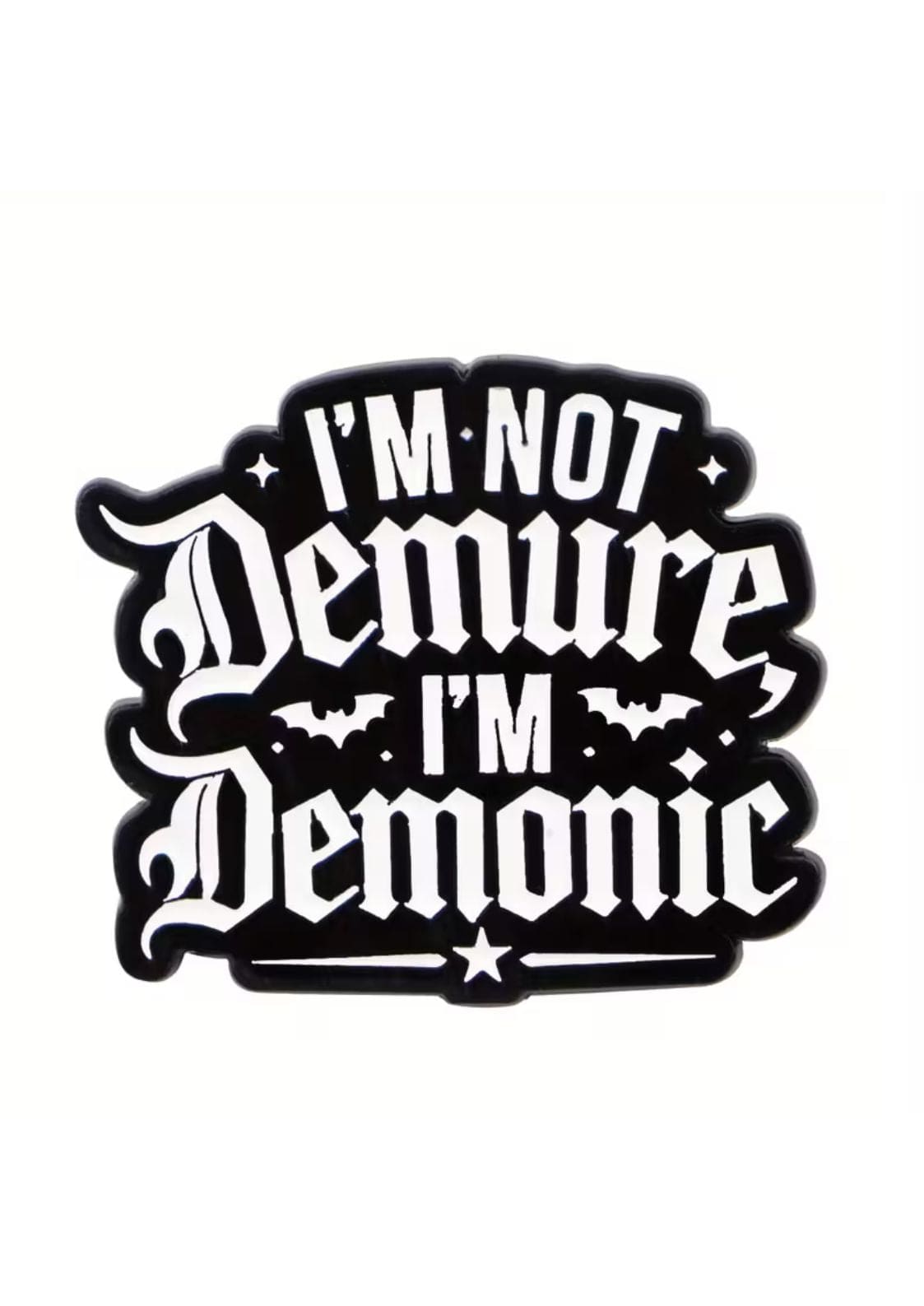 Ein schwarz-weißer Aufkleber im Gothic-Stil mit dem Text ’I’M NOT Demure I’M Demonic’ und Fledermaus- und Stern-Akzenten.