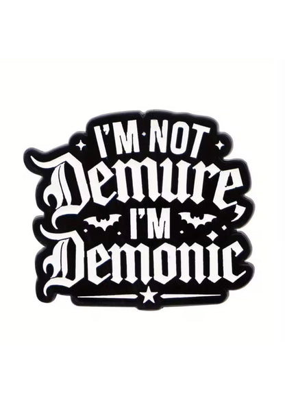 Ein schwarz-weißer Aufkleber im Gothic-Stil mit dem Text ’I’M NOT Demure I’M Demonic’ und Fledermaus- und Stern-Akzenten.
