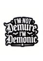 Ein schwarz-weißer Aufkleber im Gothic-Stil mit dem Text ’I’M NOT Demure I’M Demonic’ und Fledermaus- und Stern-Akzenten.