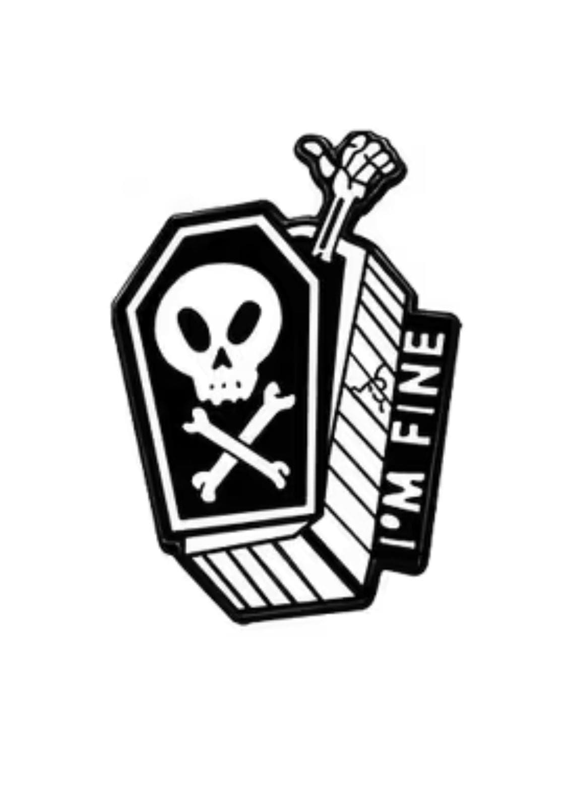 Schwarz-weiße sargförmige Emaille-Anstecknadel mit einem Totenkopf, gekreuzten Knochen und einer Skeletthand, die den Daumen nach oben zeigt.