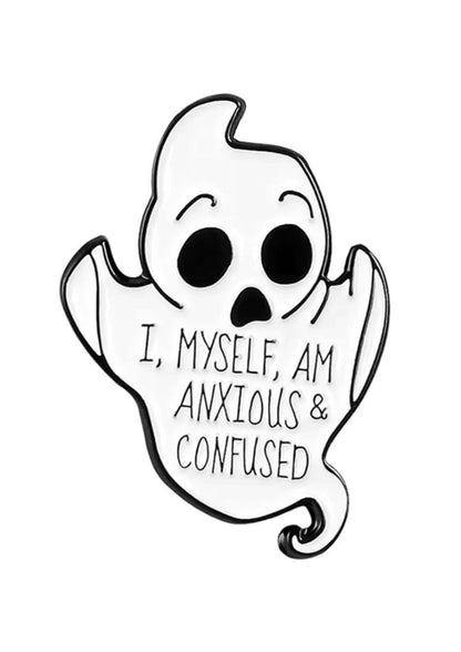 Weißer emaillierter gothic ghost pin mit schwarzer kontur und text ich selbst bin ängstlich und verwirrt für gothic kleidung