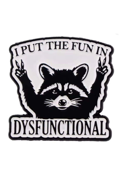 Waschbär mit Friedenszeichen und dem Text ’I put the fun in dysfunctional’.