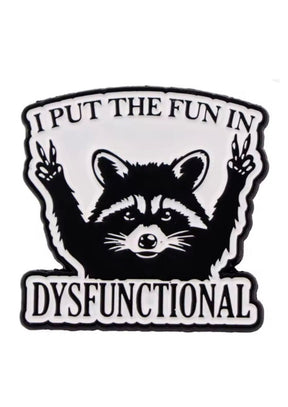 Waschbär mit Friedenszeichen und dem Text ’I put the fun in dysfunctional’.