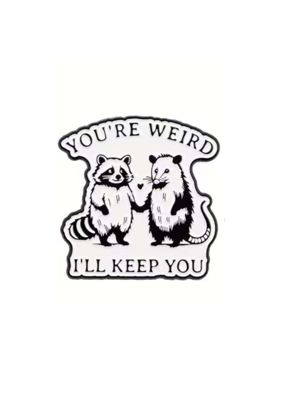 Schwarz-weiß Emaille-Anstecker mit zwei Waschbären und Opossum, die Händchen halten, Text „you’re weird i’ll keep you“, Produkt ILL KEEP YOU - PIN