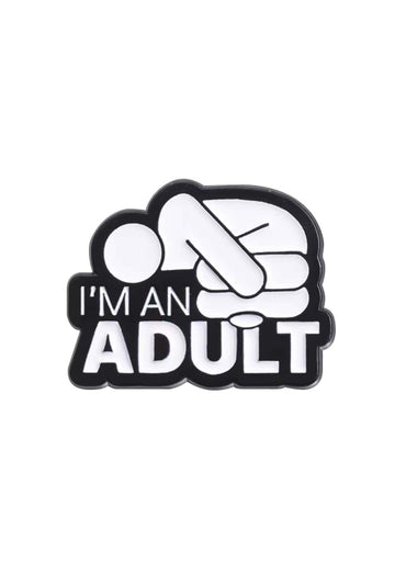 Schwarz-weiß emaille pin mit stilisiertem motiv einer person, text ich bin ein erwachsener, humorvolles statement, adult pin