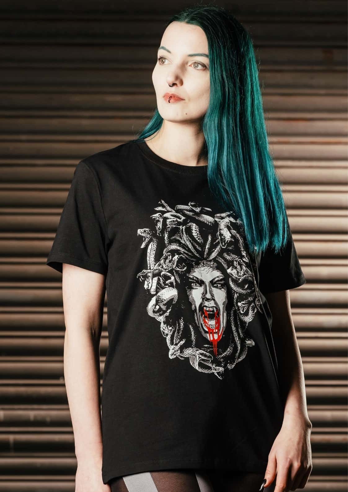 Schwarzes kurzarmshirt mit detaillierter weiß-roter medusa-grafik im bitte gothic horror stil immportal medusa shirt