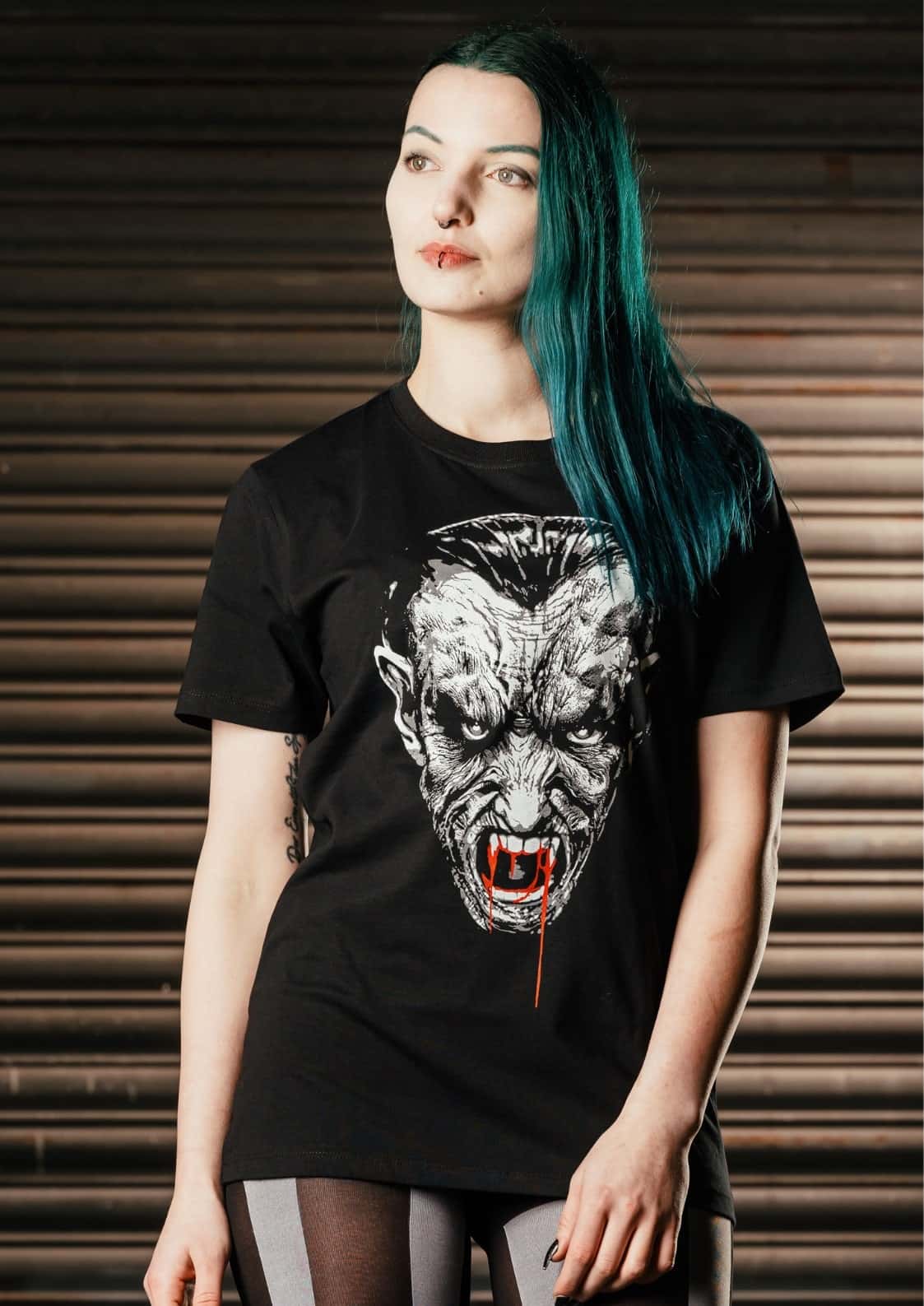 Schwarzes gothic t shirt immortal vampire mit weiß rotem horror vampirgesicht und blut tropfen auf der vorderseite