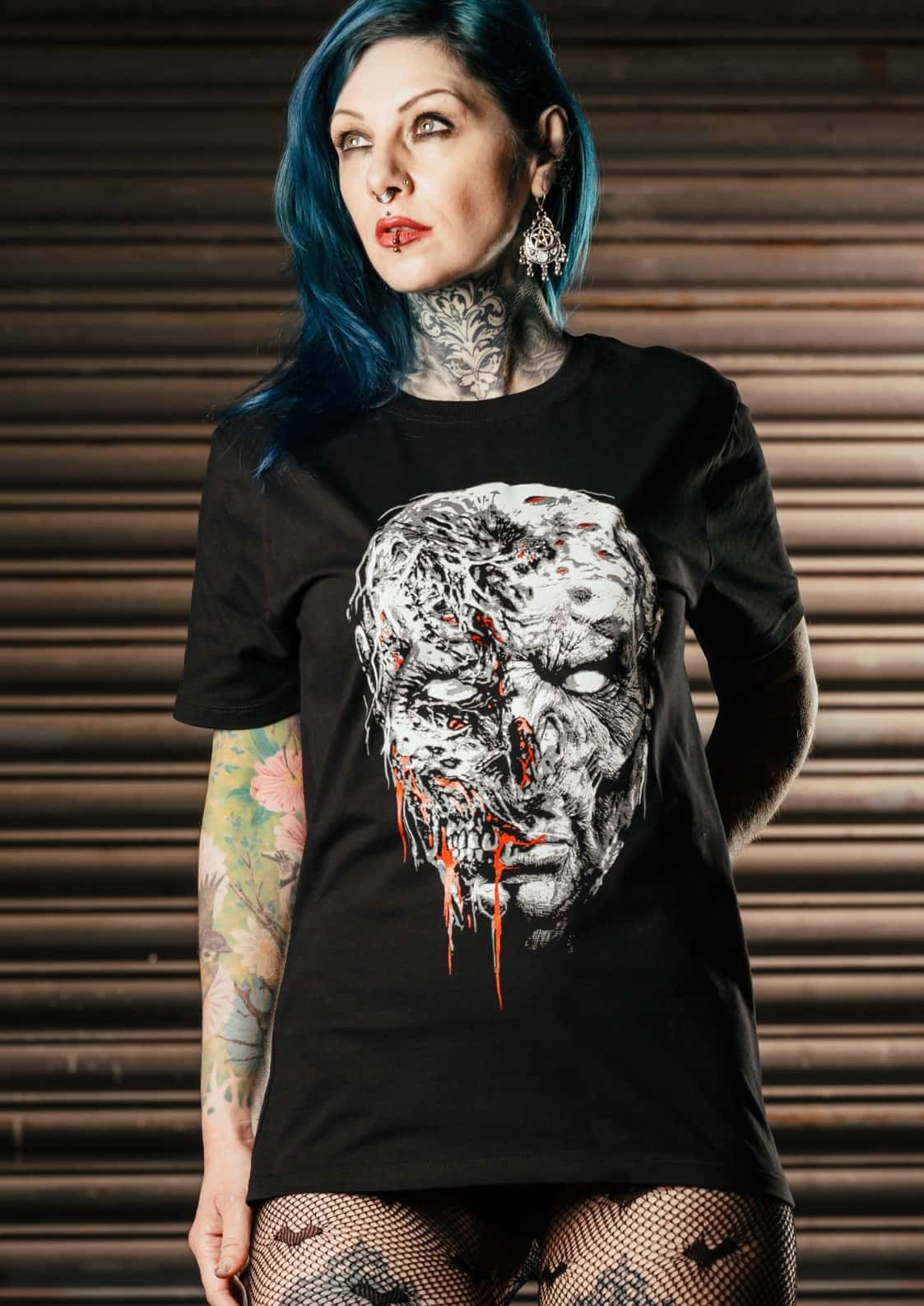 Schwarzes immortal zombie shirt mit detailliertem zombie-kopf grafik und blut tropfen gothic horror design