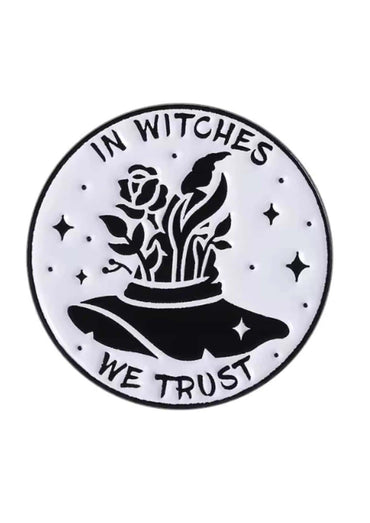 Weißer und schwarzer hexen-themed emaille-pin mit rosendesign und bat pentagram für gothic horror fans